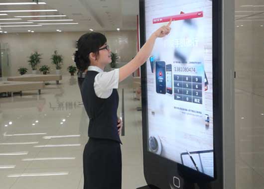 觸摸一體機(jī)在銀行領(lǐng)域的應(yīng)用場景