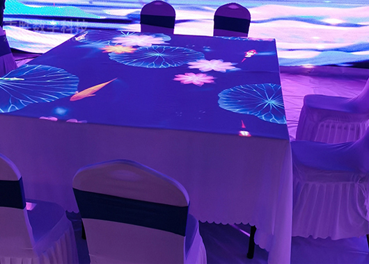宴會餐廳的桌面互動投影-好奇數(shù)字科技