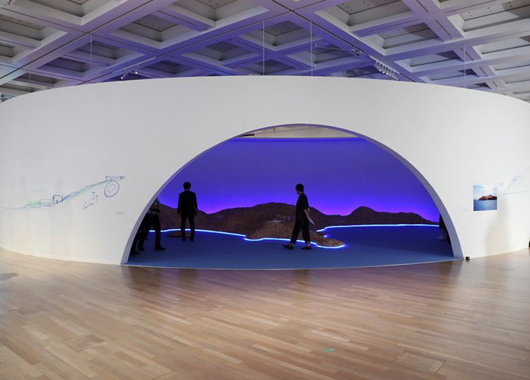 弧幕投影在企業(yè)、科技、科普、主題等展館展廳的應(yīng)用場景-好奇數(shù)字科技